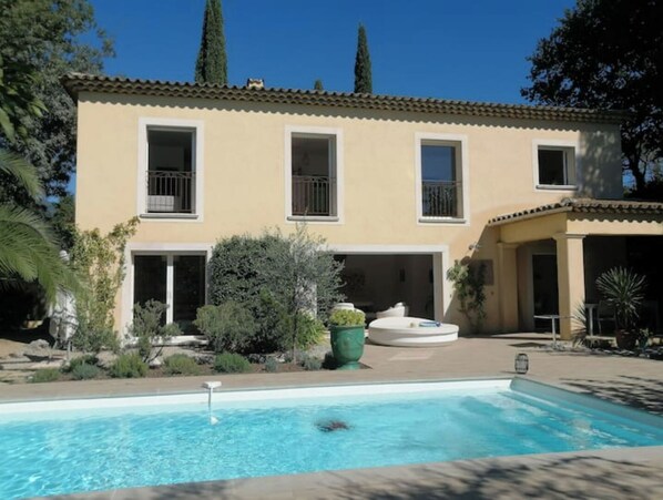 Outdoor pool, a heated pool - Superbe Villa Avec Piscine, Boulodrome, Barbecue (Roquefort-les-Pins)