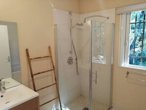 Shower, hair dryer, towels, soap - Superbe Villa Avec Piscine, Boulodrome, Barbecue (Roquefort-les-Pins)