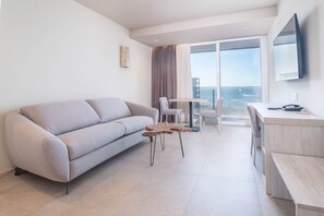 JUNIOR SUITE | Coin séjour | Télévision à écran plat de 55 pouces avec chaînes par câble, télévision