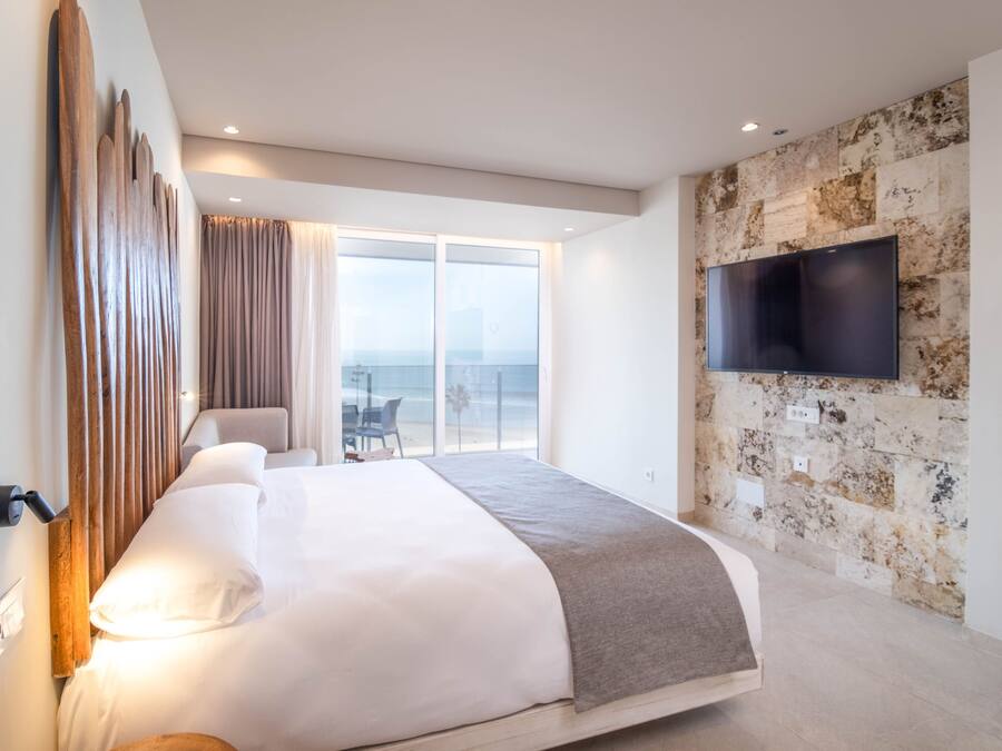 JUNIOR SUITE | Frigobar, cofres nos quartos, escrivaninha