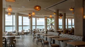 朝食 (コンチネンタル ブレックファスト)、毎日提供 (有料)