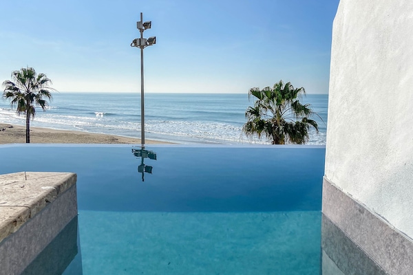 SWIM UP SUPERIOR | Minibar, in-room safe, desk, laptop workspace