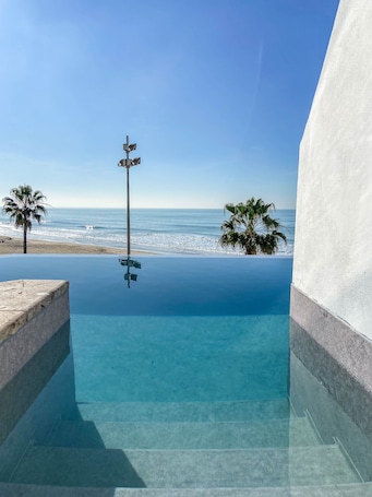 SWIM UP SUPERIOR | Minibar, in-room safe, desk, laptop workspace