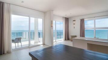 JUNIOR SUITE PREMIUM | Minibar, in-room safe, desk, laptop workspace