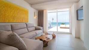 JUNIOR SUITE MASTER | Oppholdsområde | En 55-tommers Flatskjerm-TV med kabel-kanaler samt TV
