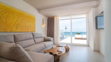 JUNIOR SUITE MASTER | Living area | 55-inch flat-screen TV with cable channels, TV
