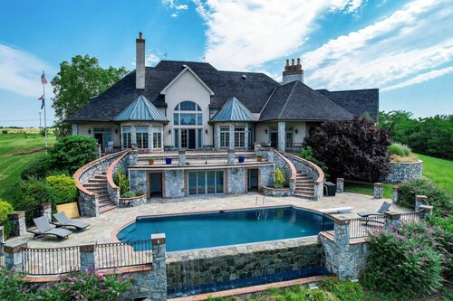 8 Mi to Dtwn: Expansive Estate in Gettysburg!