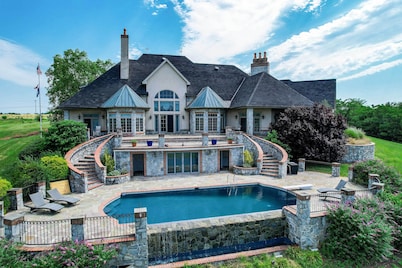 8 Mi to Dtwn: Expansive Estate in Gettysburg!