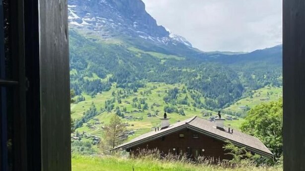 A wooden cabin with a mountain view. - EVAL Grindelwald AG (Grindelwald)