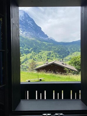 Una cabaña de madera con vistas a la montaña.