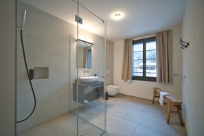 Deluxe Double Room | Bathroom | Hair dryer, towels, soap, shampoo - EVAL Grindelwald AG (Grindelwald)