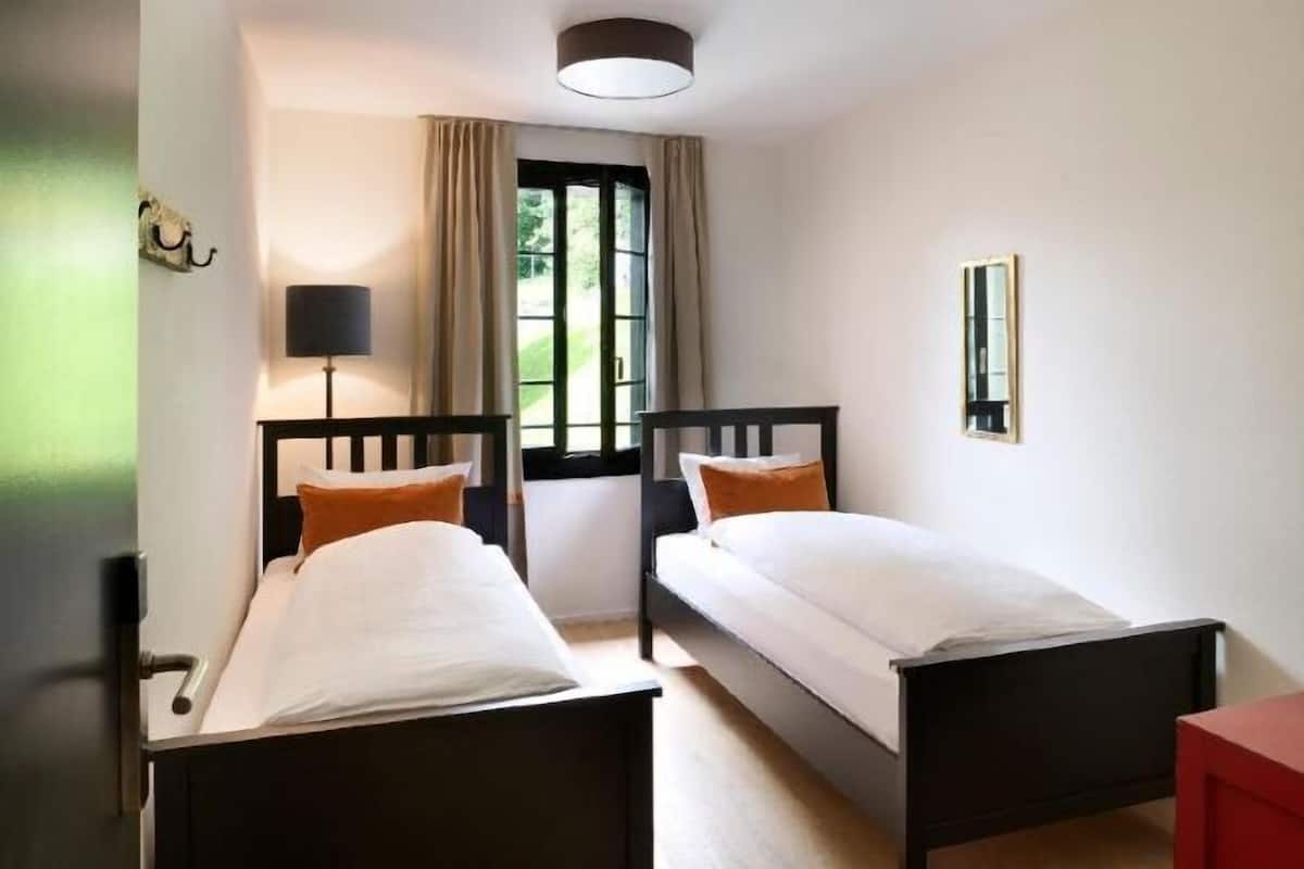 Hypo-allergenic bedding, free WiFi