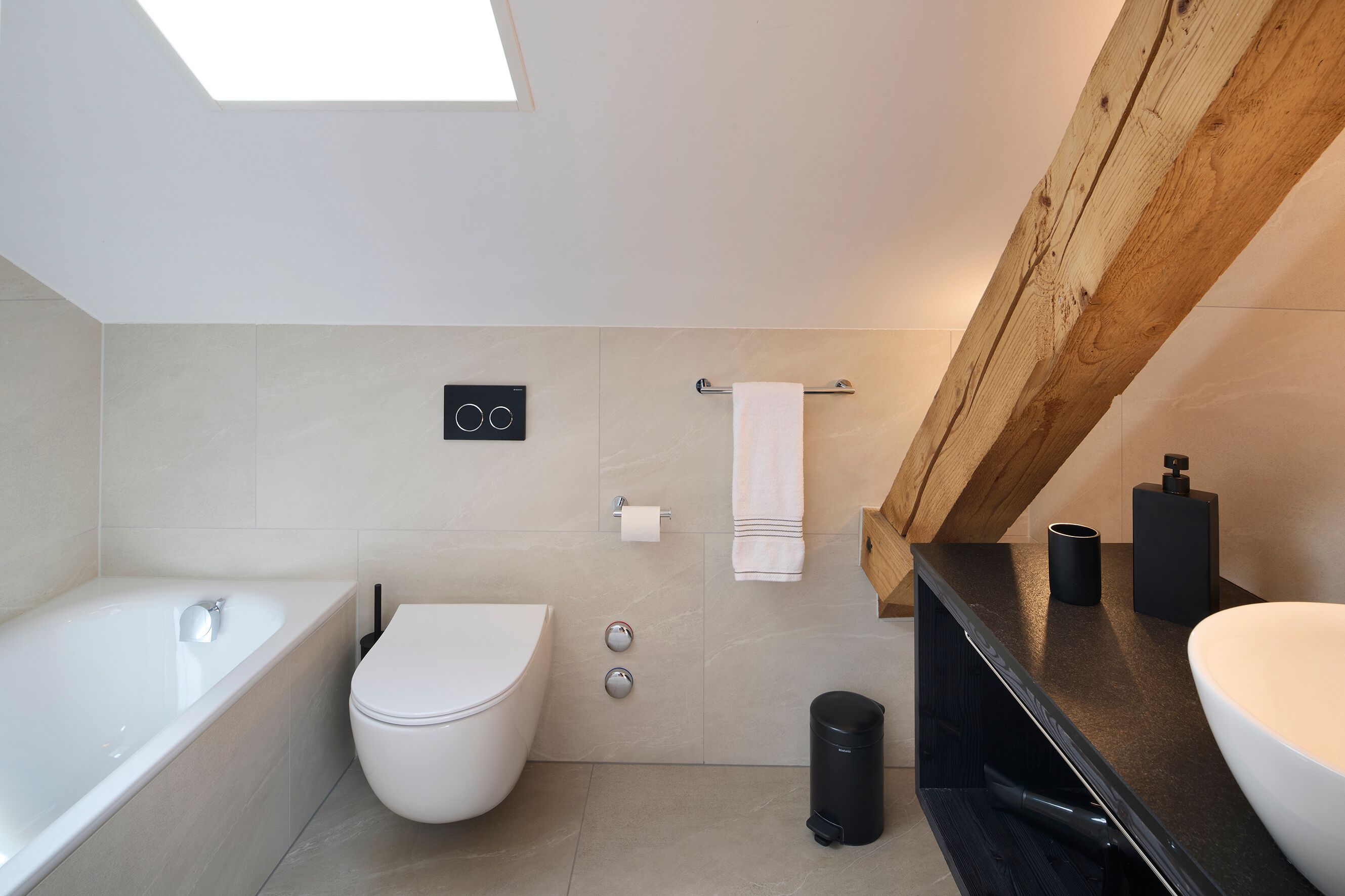 Un baño moderno con bañera, inodoro y lavamanos.