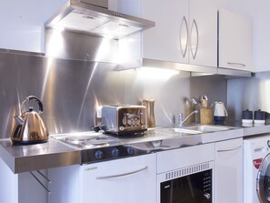Departamento Deluxe | Cocina privada | Frigobar, microondas, horno y parrilla de estufa 