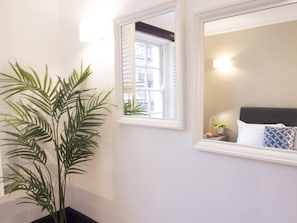 1 bedroom, Egyptian cotton sheets, premium bedding, desk - Thames Residences Hyde Park (London)