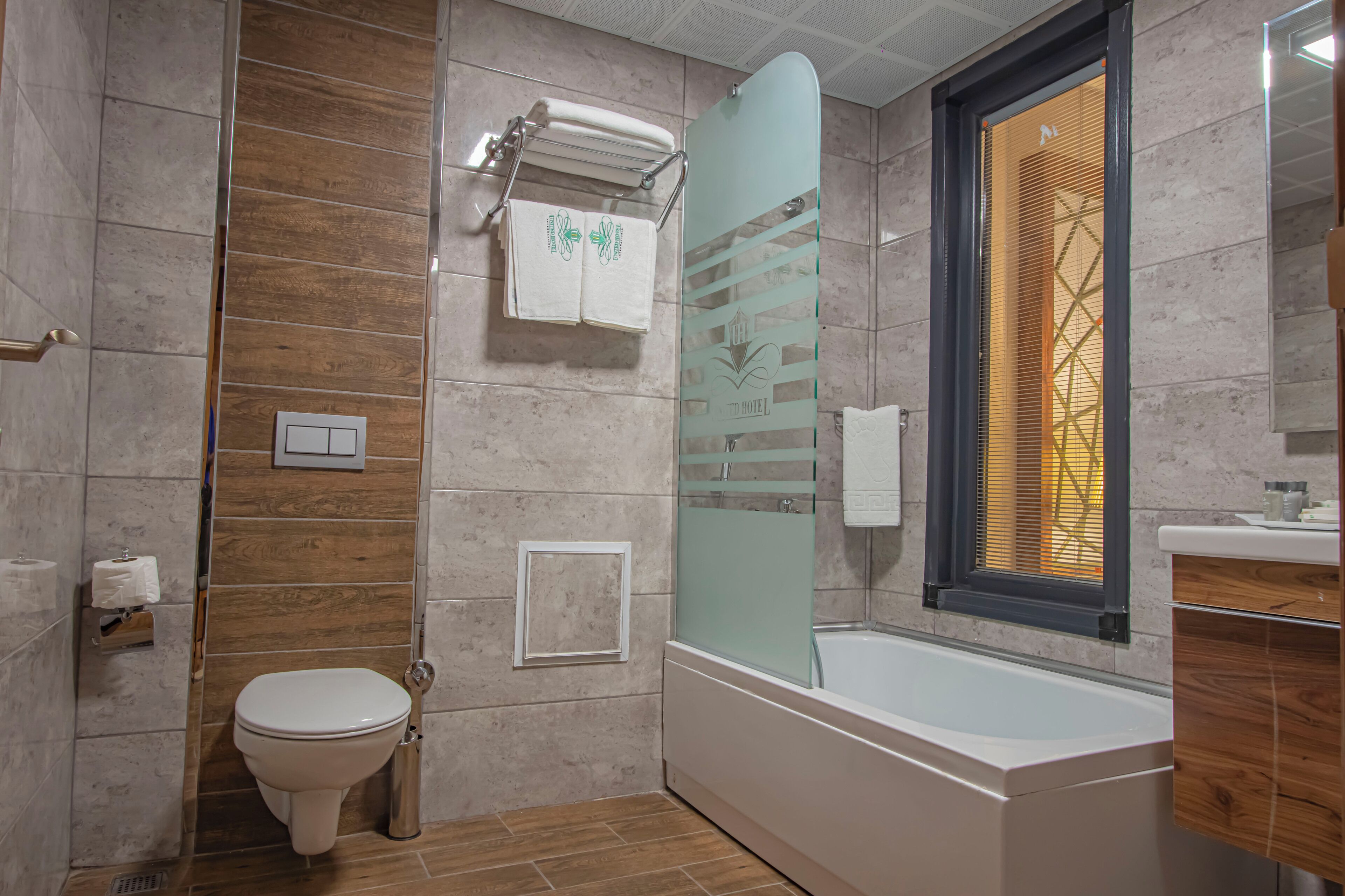 Ein modernes Badezimmer mit Dusche, Toilette und Badewanne.