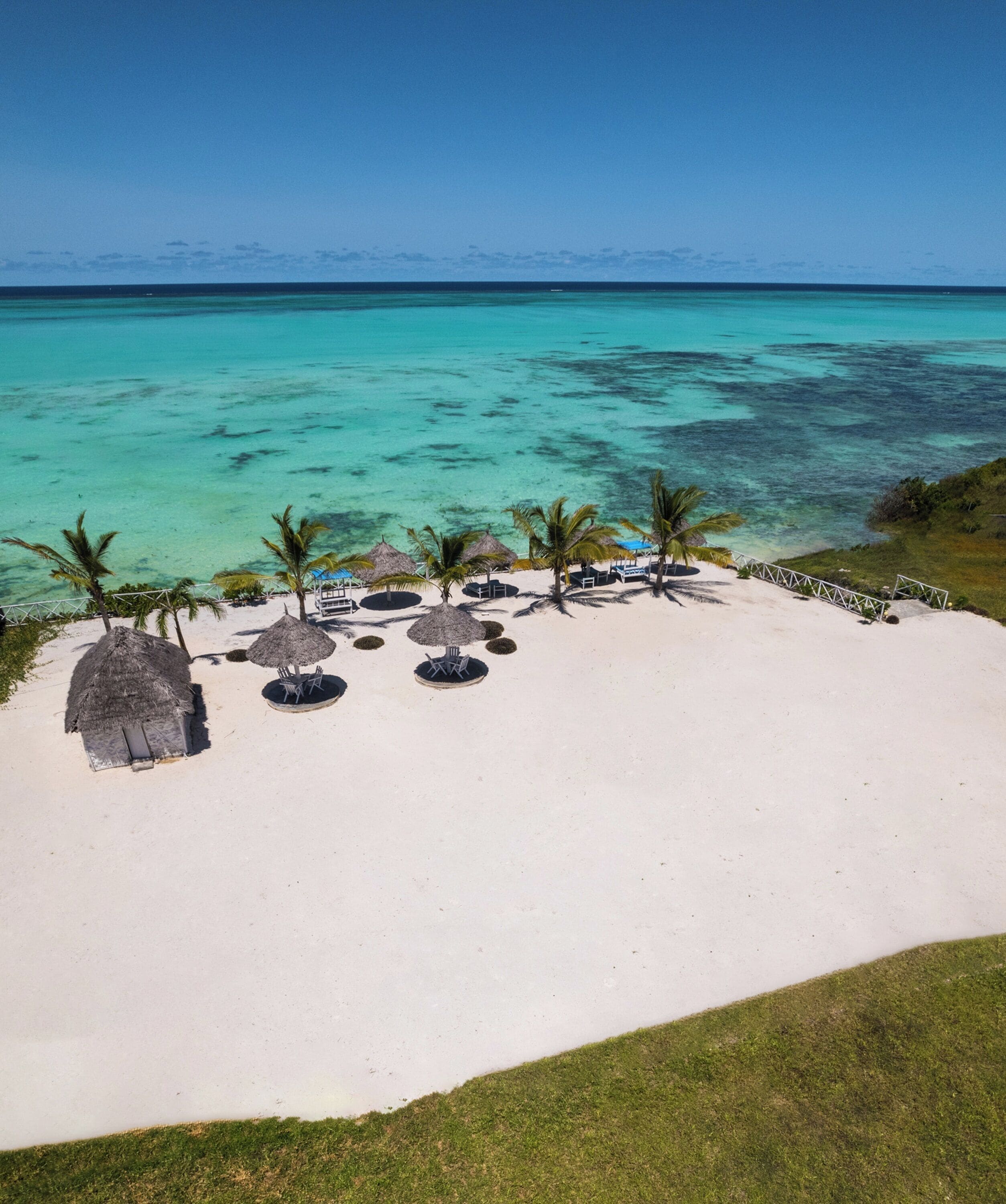 전용 해변, 백사장, 일광욕 의자, 비치 파라솔