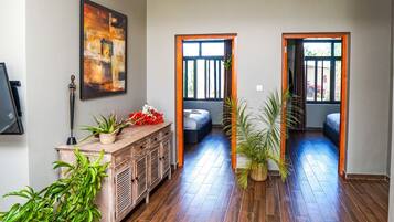 Appartamento, 2 camere da letto, vista giardino | Soggiorno | TV a schermo piatto 35 pollici con canali satellitari, TV