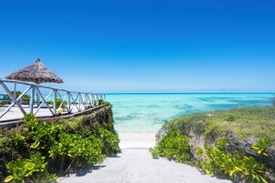 Playa privada, arena blanca, tumbonas y sombrillas