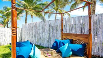 Svit - privat pool | Utsikt mot trädgården