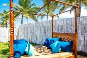 Suite, eigener Pool | Blick auf den Garten