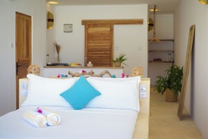 Suite, piscina privada | Minibar, caja fuerte, escritorio y wifi gratis