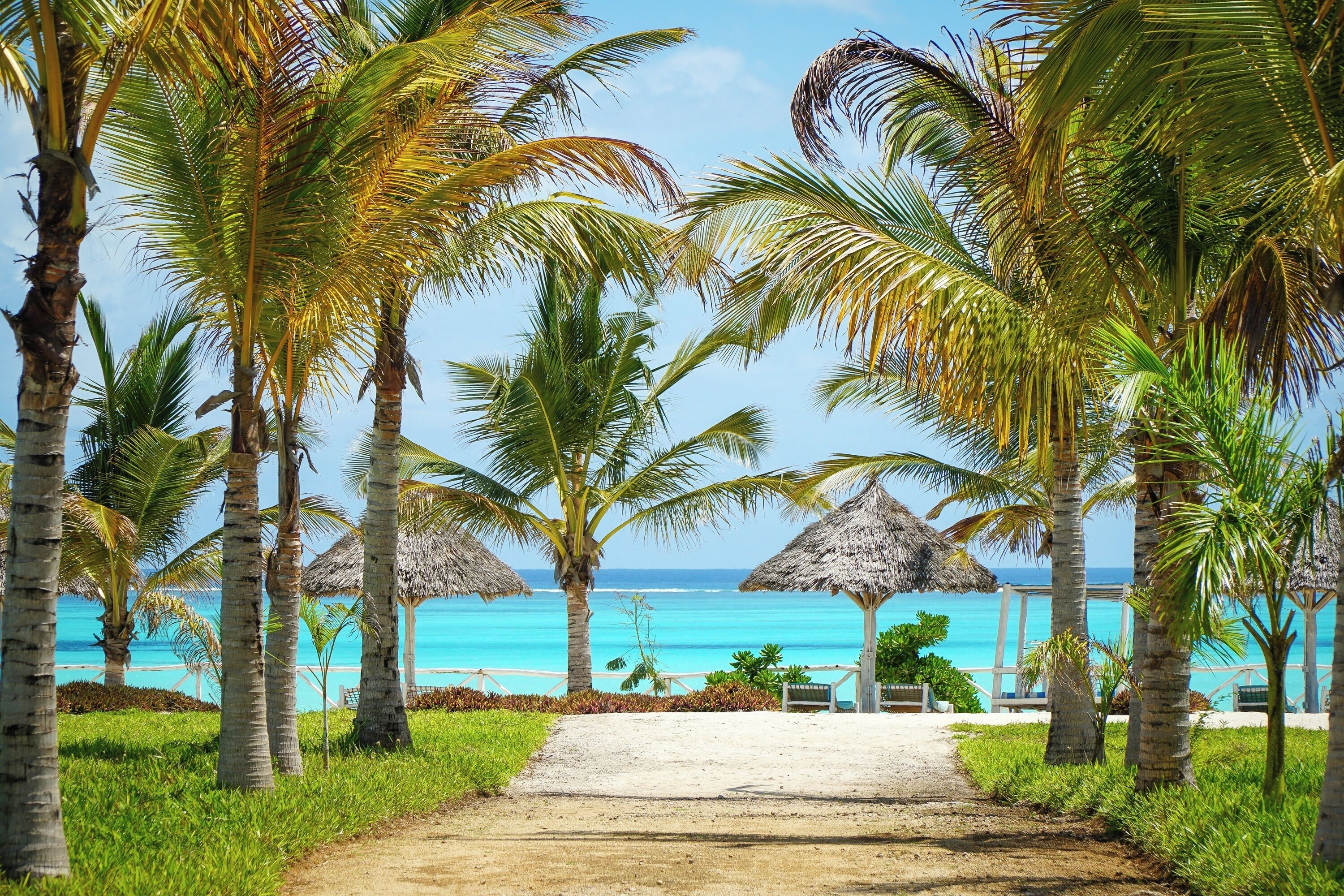 Playa privada, playa de arena blanca, camastros y sombrillas 