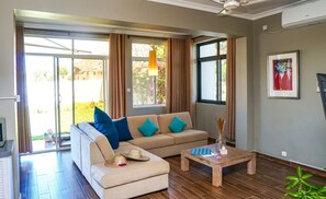 Apartment, 2 Schlafzimmer, Gartenblick | Wohnzimmer | 35-Zoll-Flachbildfernseher mit Satellitenempfang, Fernseher