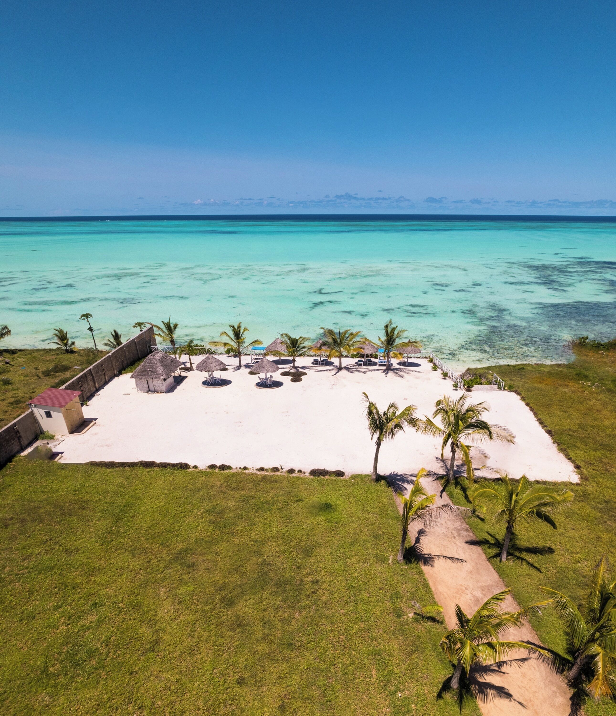 Playa privada, arena blanca, sillas reclinables de playa, sombrillas