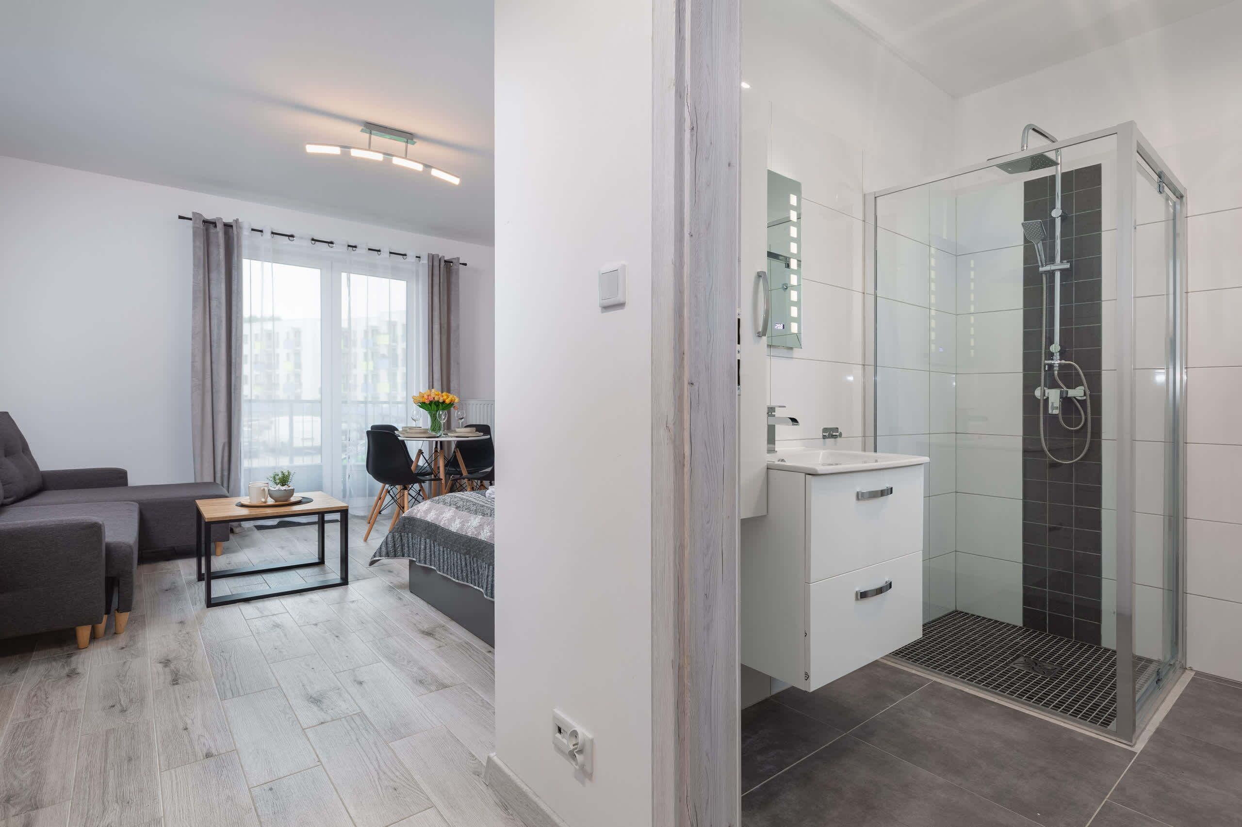 Shower, hair dryer, towels, shampoo
