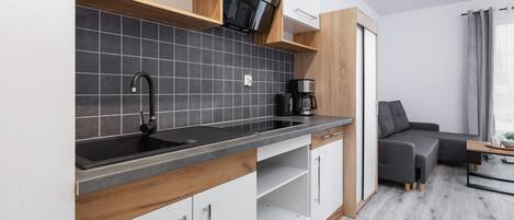 Fridge, stovetop, coffee/tea maker, electric kettle