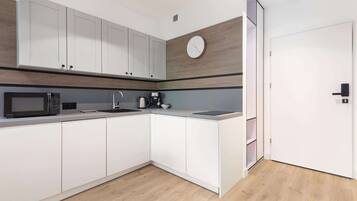 Kühlschrank, Mikrowelle, Herdplatte, Geschirrspüler