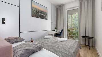 1 slaapkamer, een bureau, een strijkplank/strijkijzer, wifi