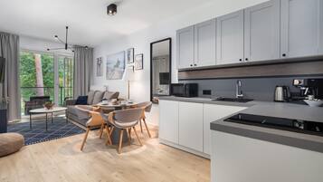 Fridge, microwave, stovetop, dishwasher