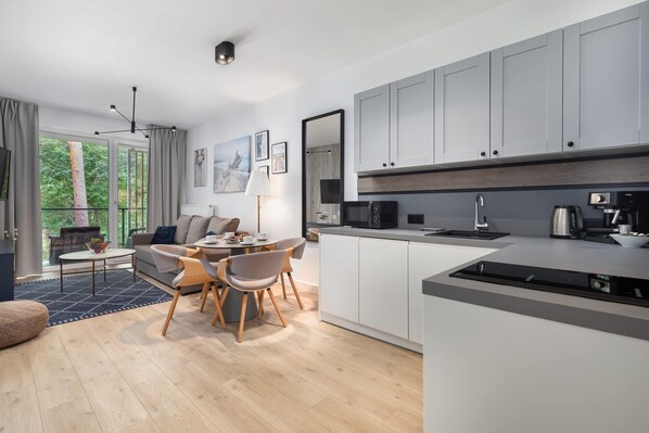 Een koelkast, een microgolfoven, een kookplaat, een vaatwasser