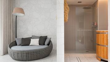 Een douche, gratis toiletartikelen, een haardroger, handdoeken