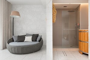 シャワー、バスアメニティ (無料)、ヘアドライヤー、タオル