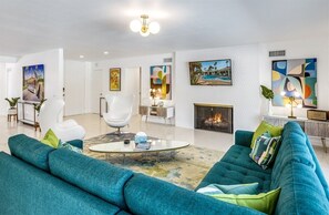 Smart TV y chimenea 