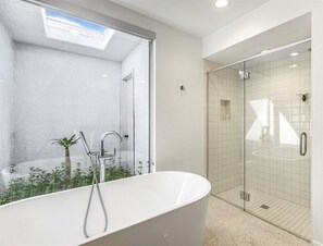 Baignoire, sèche-cheveux, serviettes fournies, savon