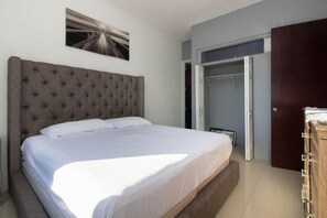 1 chambre, coffres-forts dans les chambres, fer et planche à repasser