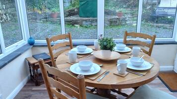 Rumah Basic | Makan di kamar