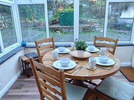 Basic House | In-room dining