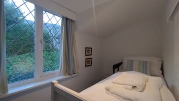 Rumah Basic | 2 kamar tidur dan didekorasi berbeda-beda