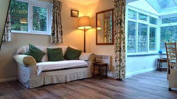 Basic House | Living area | Flat-screen TV