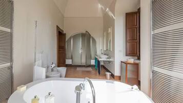 Luxury Apartment | Bathroom