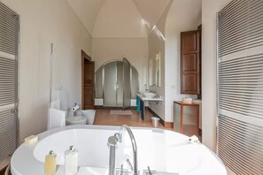 Luxury Apartment | Bathroom | Towels - Villa Carcano B&B (Trani)