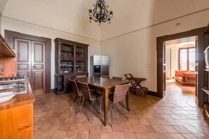 شقة فاخرة | غرفة لتناول الطعام