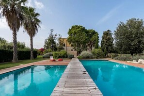 3 piscines extérieures