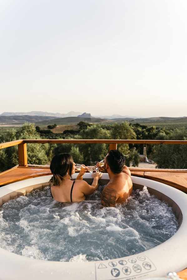 Tina de hidromasaje al aire libre