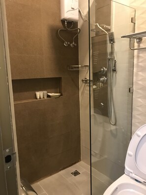Shower, rainfall showerhead, hair dryer, slippers - NutriTECH Hotel and Events (Calapan)